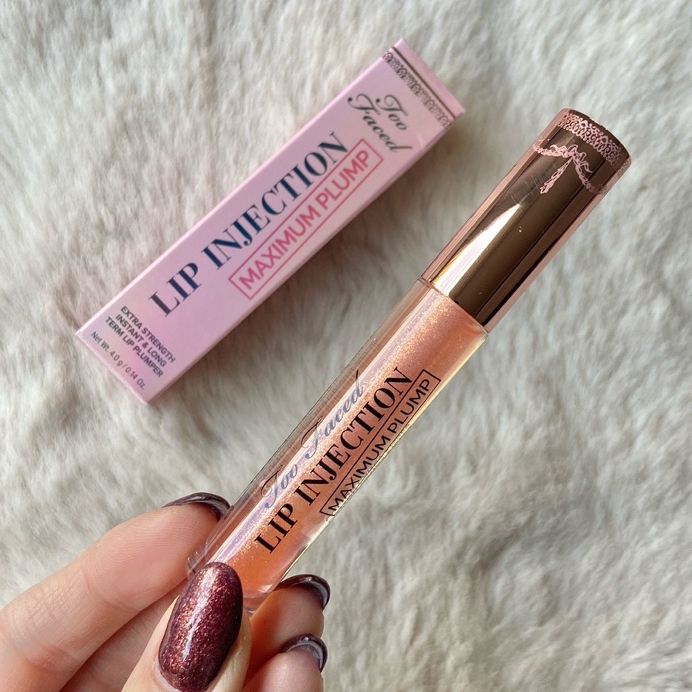 Too Faced Lip Injection Maximum Plump Lip gloss 
Cotton candy kisses peachy pink